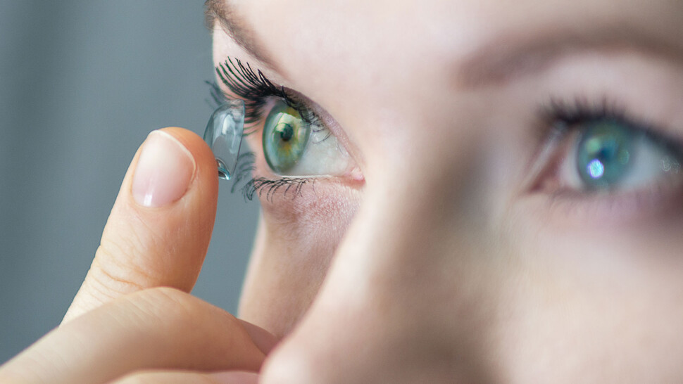 humidity control in contact lens manufacturing